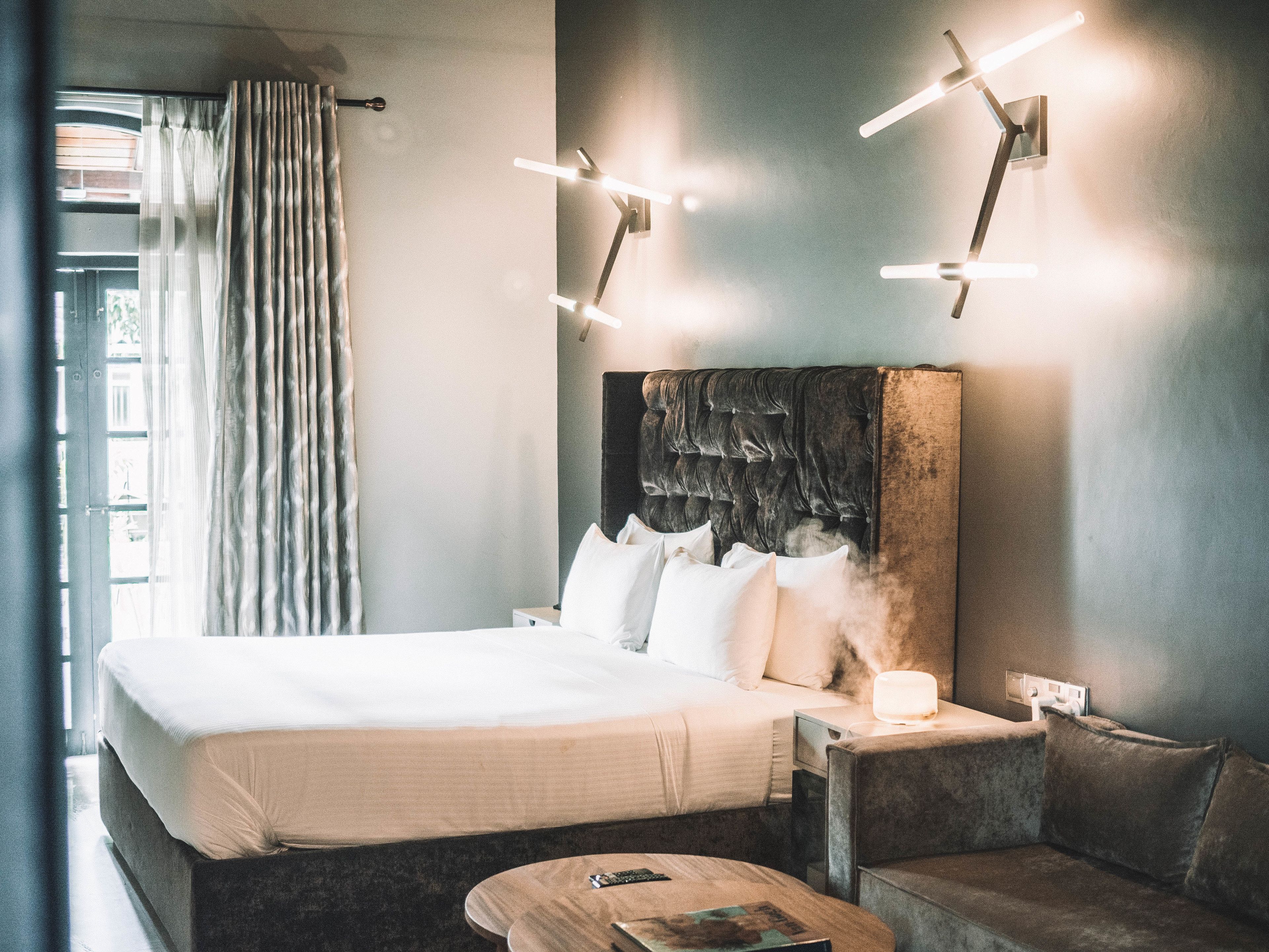 책상, 노트북 작업 공간, 다리미/다리미판, 간이 침대