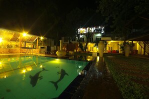 Una piscina al aire libre