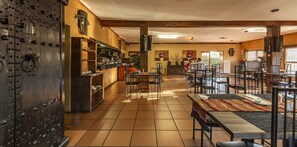 S'hi serveixen esmorzars, dinars, sopars i plats de cuina local