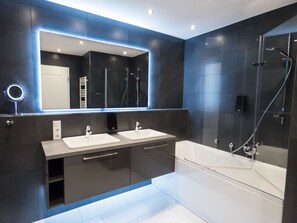 2 Room Apartment | Bilik Mandi | Kelengkapan dandanan diri percuma, pengering rambut, selipar 
