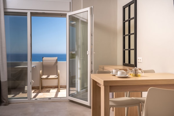 Apartment, 2 Bedrooms, Sea View | Pemandangan pantai/laut