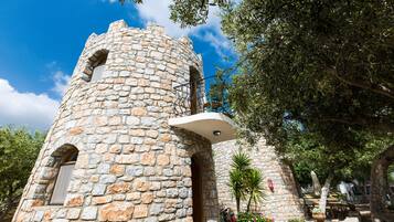 Signature House (Tower) | 1 bedroom, in-room safe, desk, soundproofing