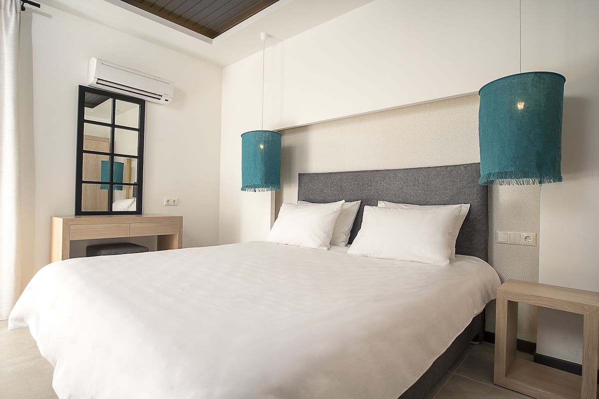 Deluxe Studio, Sea View | In-room safe, desk, laptop workspace, soundproofing