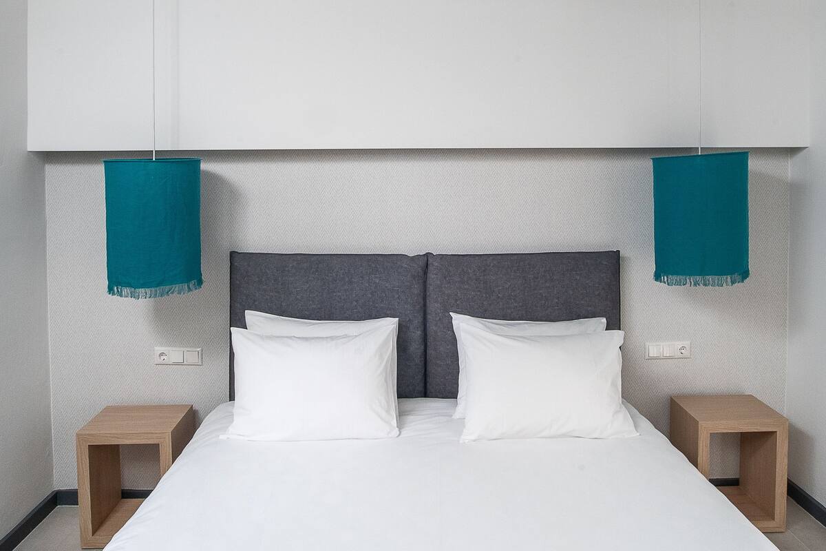 In-room safe, soundproofing, free WiFi, bed sheets