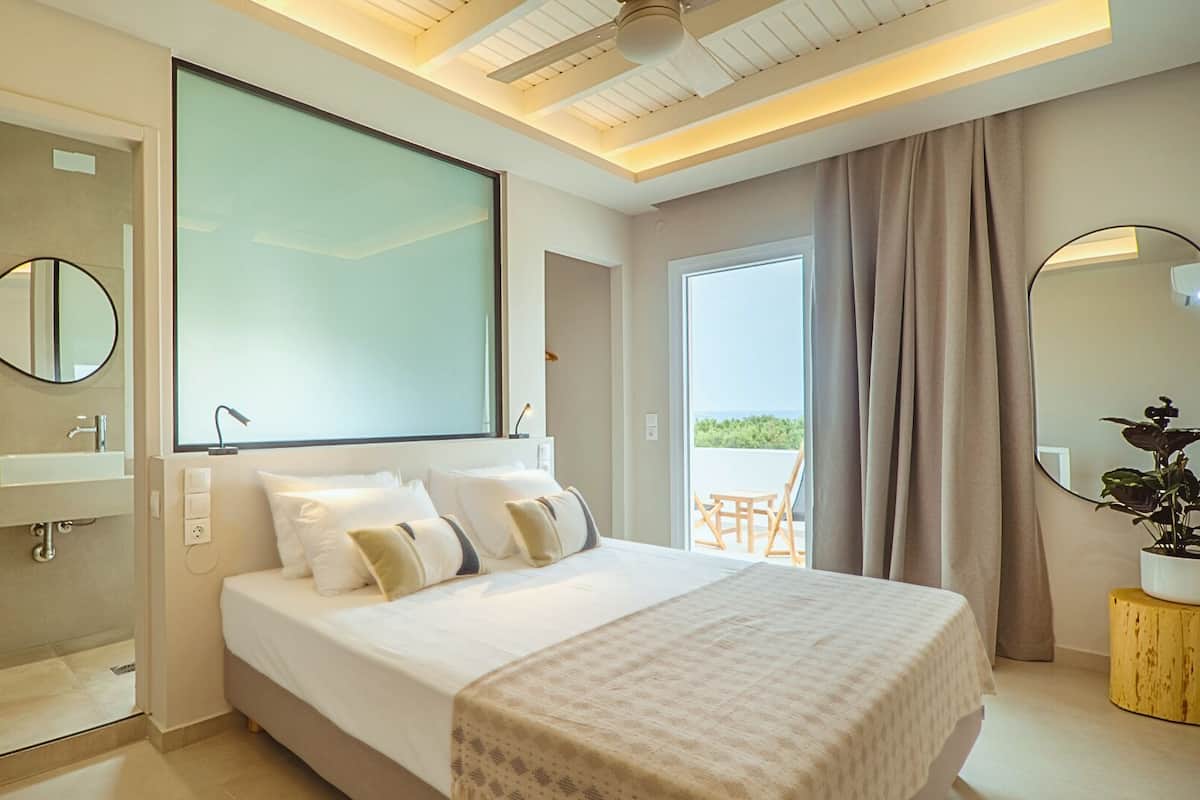 Duplex, 1 Bedroom, Sea View | In-room safe, desk, laptop workspace, soundproofing