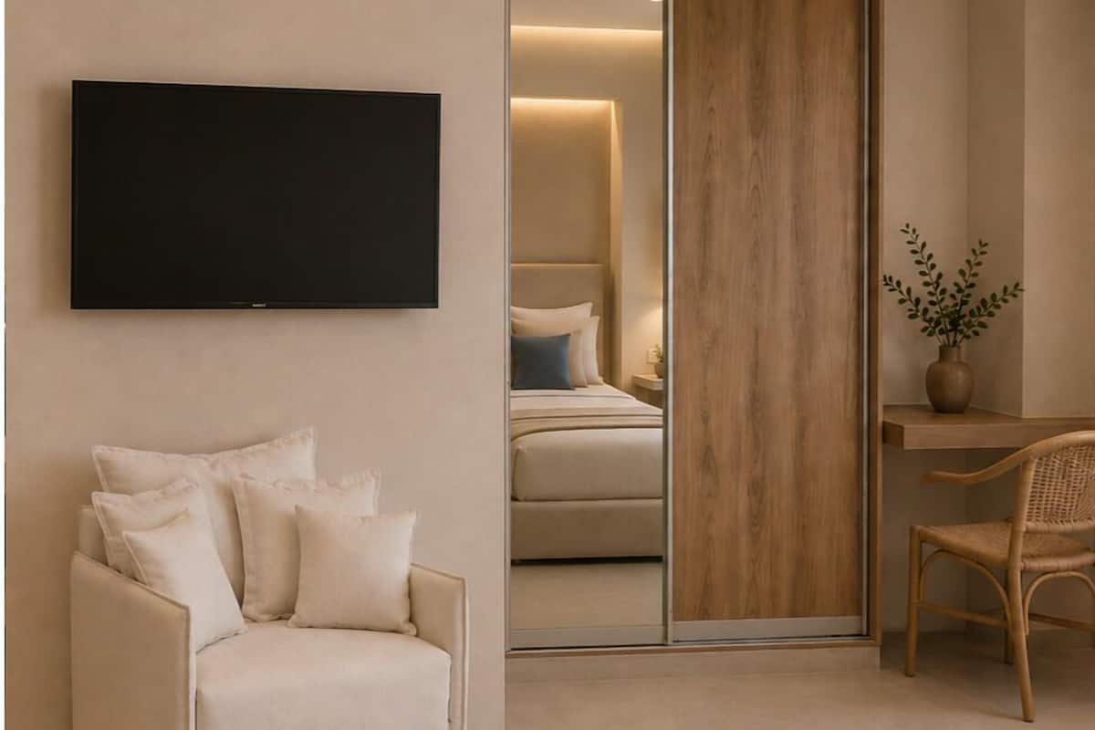 In-room safe, soundproofing, free WiFi, bed sheets