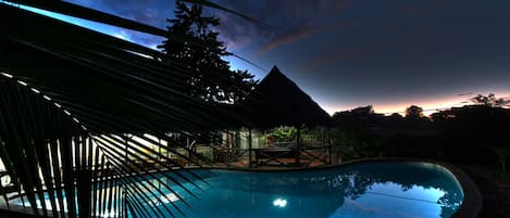 Piscine extérieure, parasols de plage, chaises longues