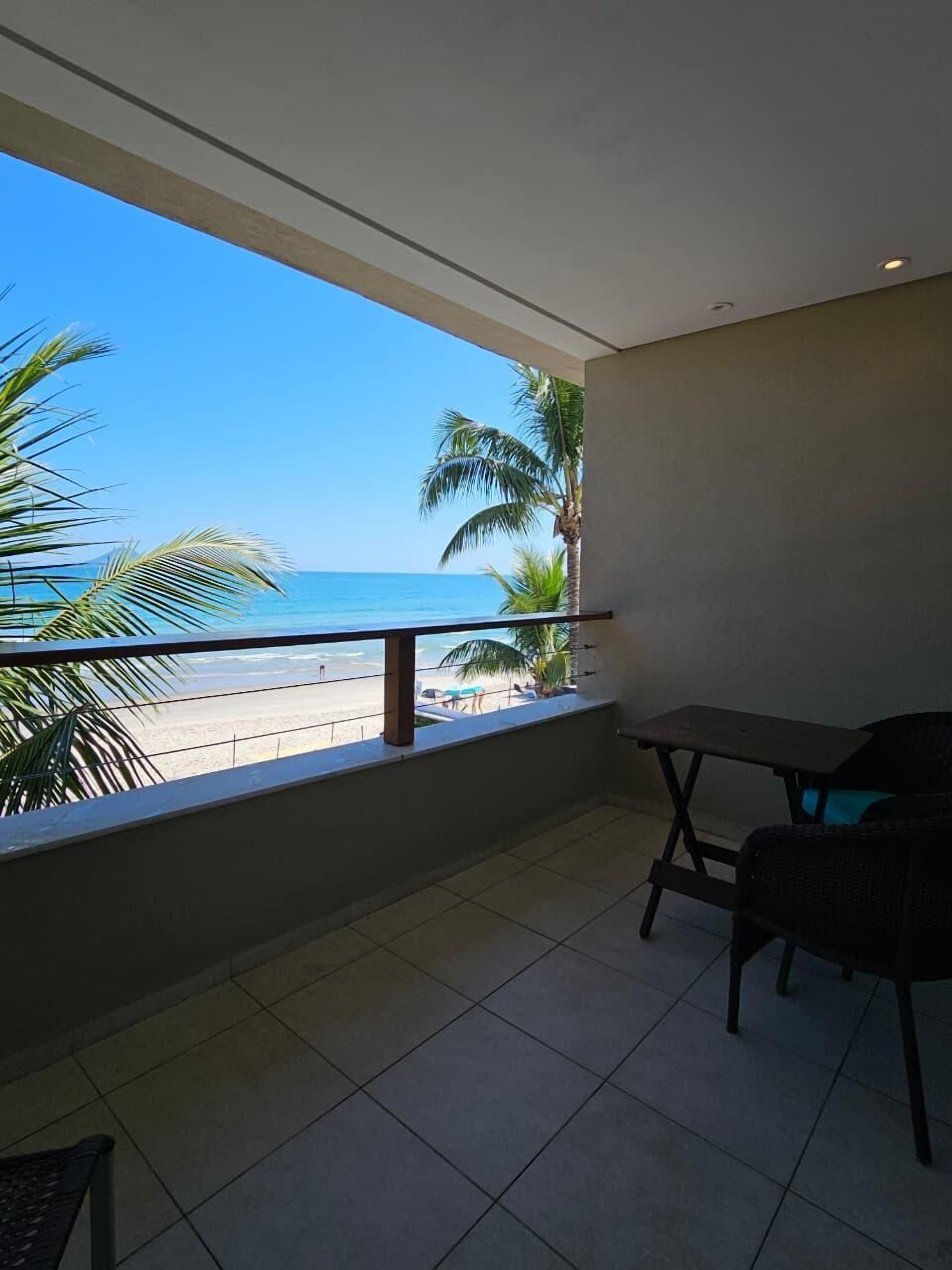 Chambre luxueuse, patio, vue sur la mer | Minibar, coffre-fort, système d’insonorisation, literie fournie