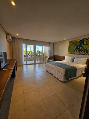 Exclusive Room, Patio, Sea View | Minibar, in-room safe, soundproofing, bed sheets - Juquehy La Plage (São Sebastião)