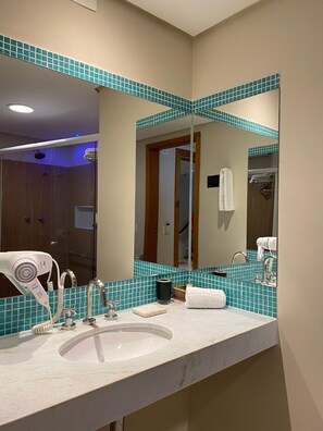Standard Room, Accessible | Bathroom | Shower, hair dryer, towels - Juquehy La Plage (São Sebastião)