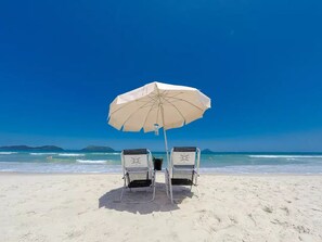 On the beach, white sand, sun loungers, beach umbrellas - Juquehy La Plage (São Sebastião)