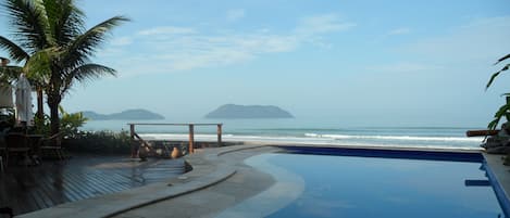 Una piscina al aire libre, sombrillas