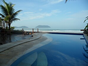 Piscine extérieure, parasols de plage