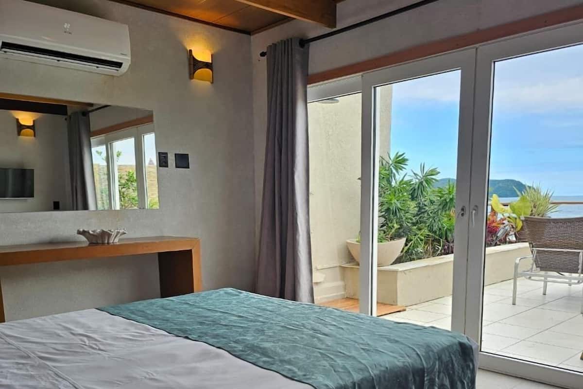 Chambre Ălite, patio, vue sur la mer | Minibar, coffre-fort, systĂšme dâinsonorisation, literie fournie