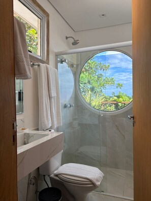 Exclusive Room, Patio, Sea View | Bathroom | Shower, hair dryer, towels - Juquehy La Plage (São Sebastião)