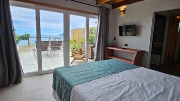 Minibar, in-room safe, soundproofing, bed sheets