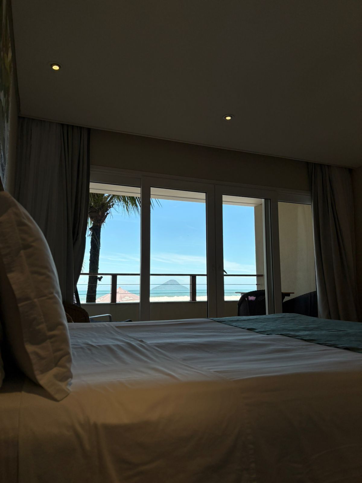 Quarto premium, varanda, vista para o mar | Frigobar, cofres nos quartos, quartos à prova de som, roupa de cama