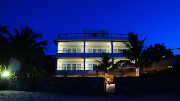 Voorkant accommodatie - avond/nacht