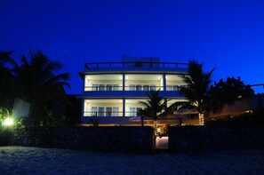 Fachada de la propiedad por la tarde o noche