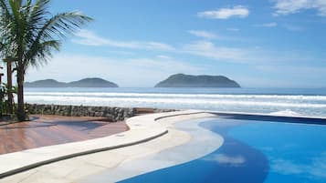 Een buitenzwembad en parasols bij het zwembad