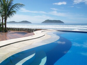 Outdoor pool, open 11:00 AM to 8:00 PM, pool umbrellas - Juquehy La Plage (São Sebastião)