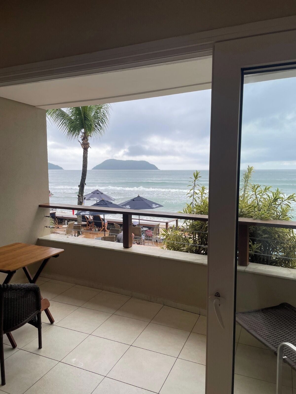 Premium-Zimmer, Terrasse, Meerblick | Minibar, Zimmersafe, schallisolierte Zimmer, Bettwäsche