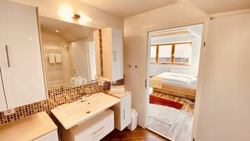 Comfort-Doppelzimmer | Badezimmer | Dusche, kostenlose Toilettenartikel, Haartrockner, HandtĂŒcher