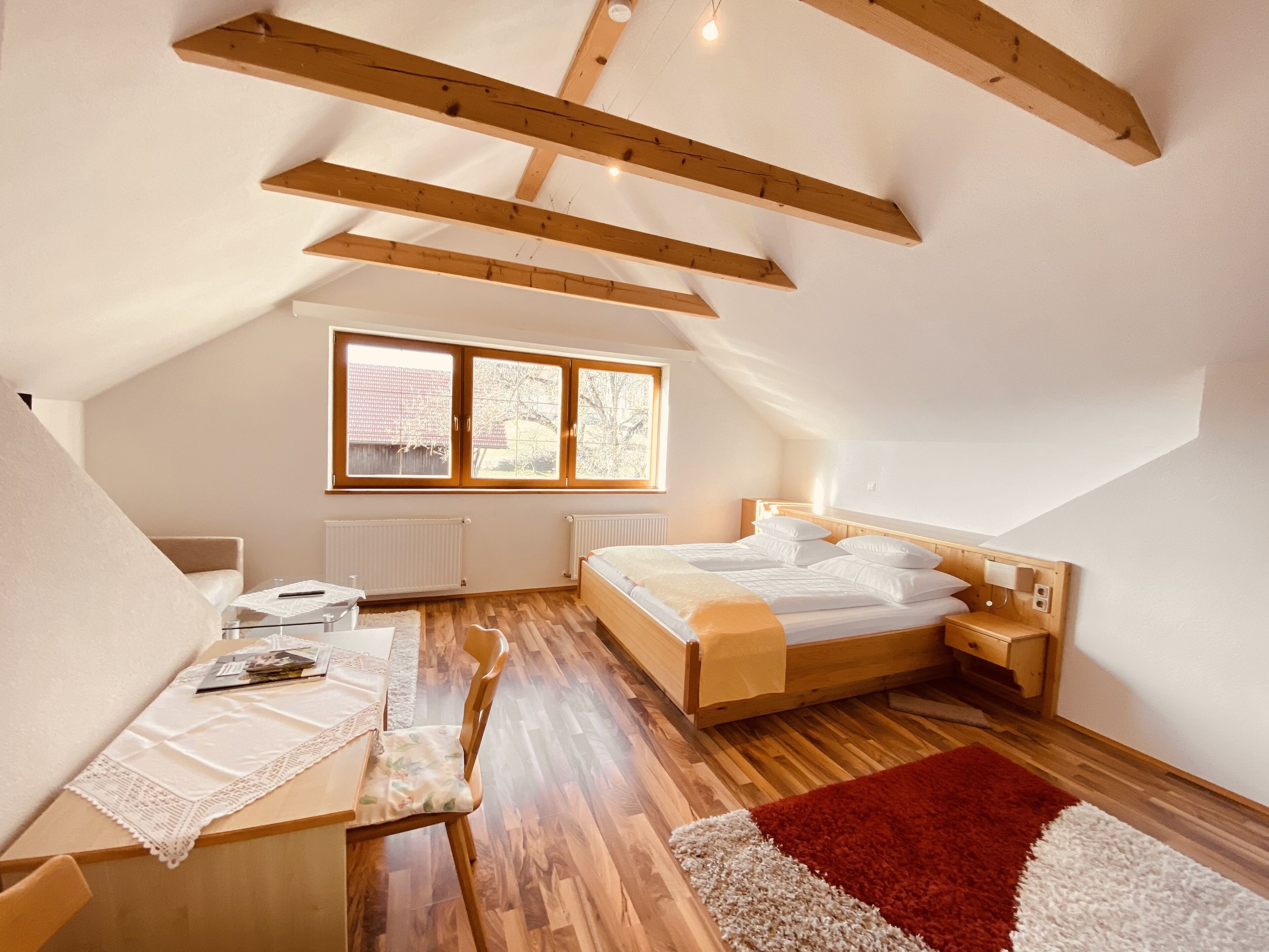 舒适双人房 | 防过敏的被褥、办公桌、遮光窗帘、婴儿床