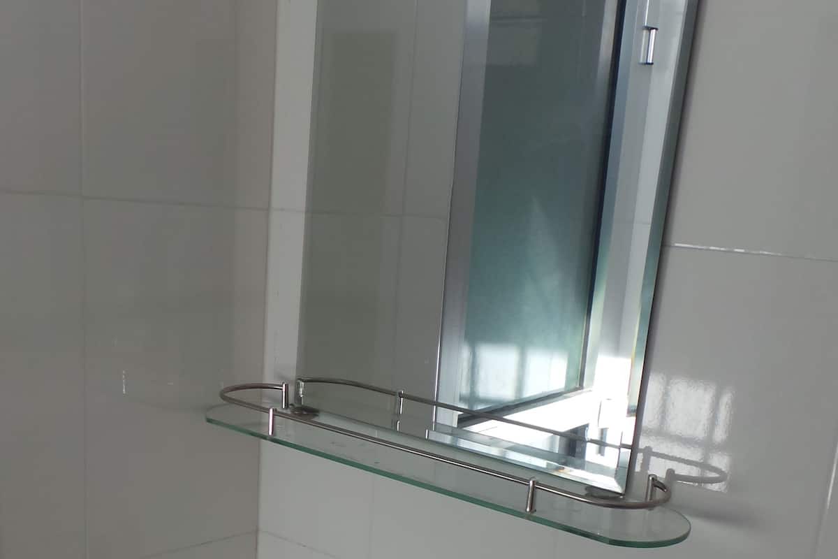 Habitación Deluxe | Baño | Regadera, amenidades de baño gratuitas, toallas