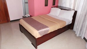 Escritorio, tabla de planchar con plancha y wifi gratis 