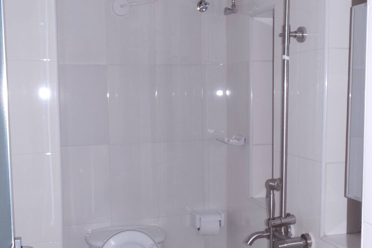 Habitación superior | Baño | Regadera, amenidades de baño gratuitas, toallas