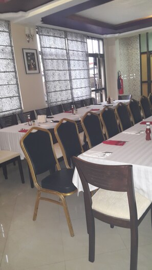 Se sirven desayunos, almuerzos y cenas; cocina local e internacional