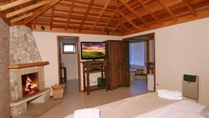 Living area | LCD TV - Estalagem Mandeville (Camanducaia)