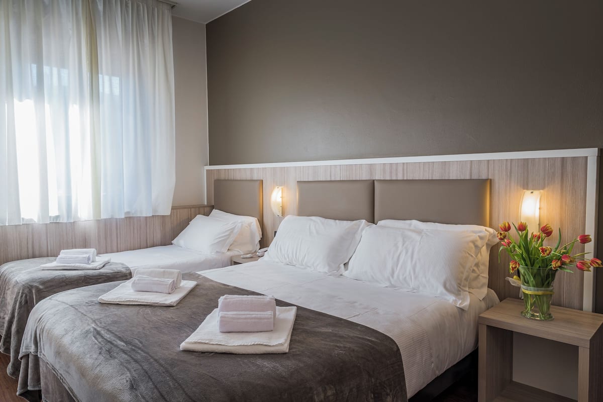 Tremannsrom – classic | Dundyner, safe på rommet, individuelt dekorert og individuelt innredet