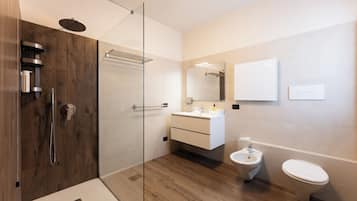 Superior Double Room | Bilik Mandi | Pancuran mandi, hulu semburan mandi hujan