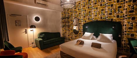 Kamar Triple (Privilege) | Seprai premium, busa memori, meja kerja, dan tirai kedap cahaya