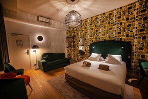 Triple Room (Privilege) | Premium bedding, memory foam beds, desk, blackout drapes - Hôtel Kanaï (Lille)