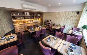 Tägliches Frühstücksbuffet (13.5 EUR pro Person)