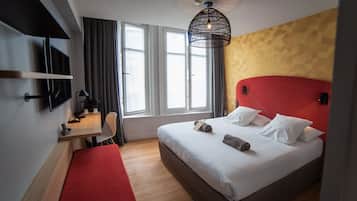 Luxe beddengoed, bedden met traagschuimmatrassen, een bureau