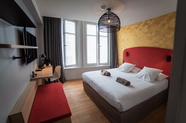 Hochwertige Bettwaren, Betten mit Memory-Foam-Matratzen, Schreibtisch