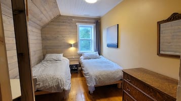 Economy Room | 2 bedrooms, pillowtop beds, free WiFi, bed sheets