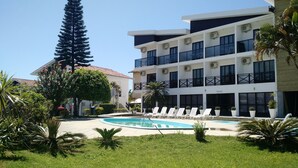 Un hôtel doté d’une piscine, de plusieurs étages et de balcons.