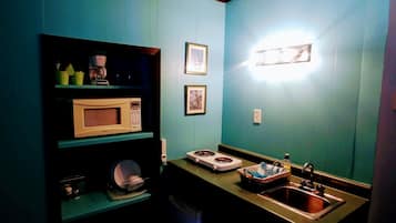 Fridge, coffee/tea maker