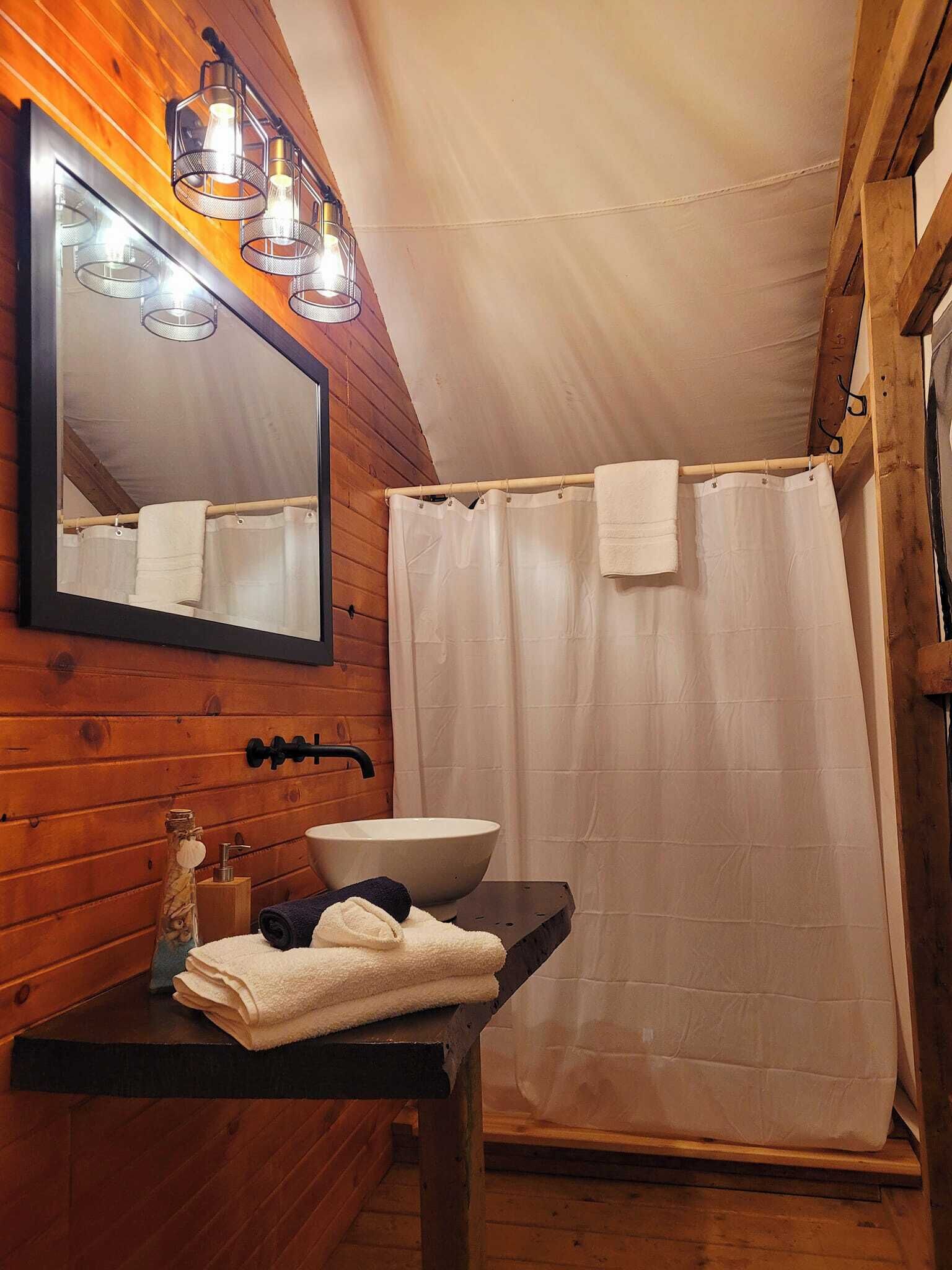 Ducha, artículos de tocador gratuitos, secador de pelo, toallas