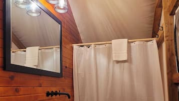 Douche, articles de toilette gratuits, sèche-cheveux
