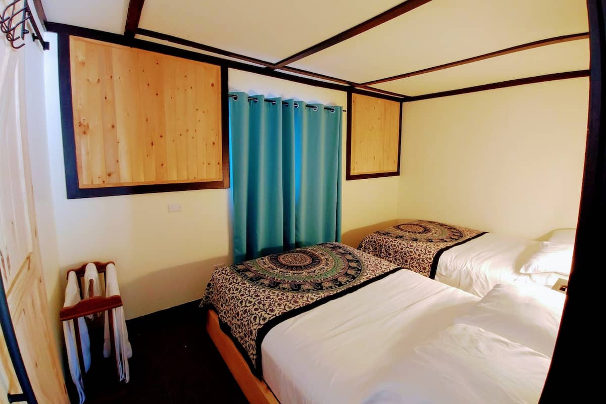 Suite familiar, cocina básica (1 Double Bed, 1 Single Bed - Room 9) | 1 dormitorio, ropa de cama de alta calidad, cortinas opacas