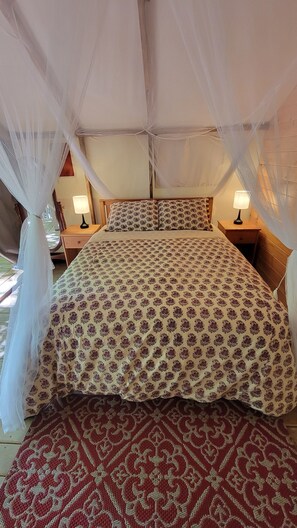 Premium bedding, blackout drapes, soundproofing, iron/ironing board - Dwight Riverside Inn (Lake of Bays)