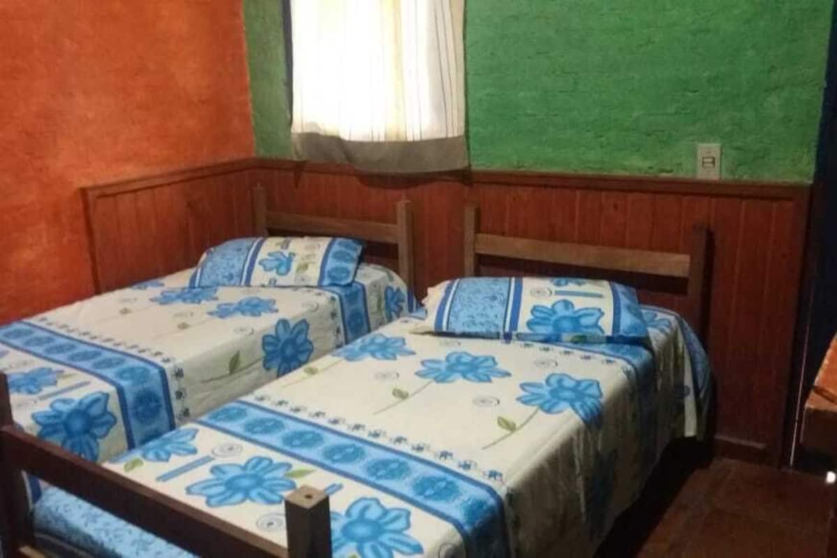 Familie vierpersoonskamer, 2 slaapkamers | Individueel gemeubileerd, beddengoed