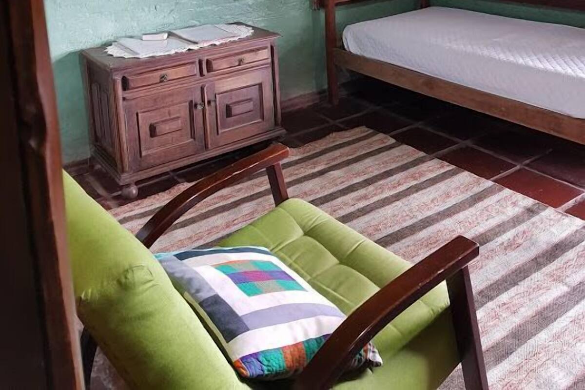 Habitación triple estándar, 2 habitaciones, vista a la montaña | Muebles diferentes y ropa de cama 