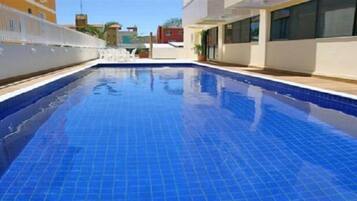 Piscina externa, espreguiçadeiras